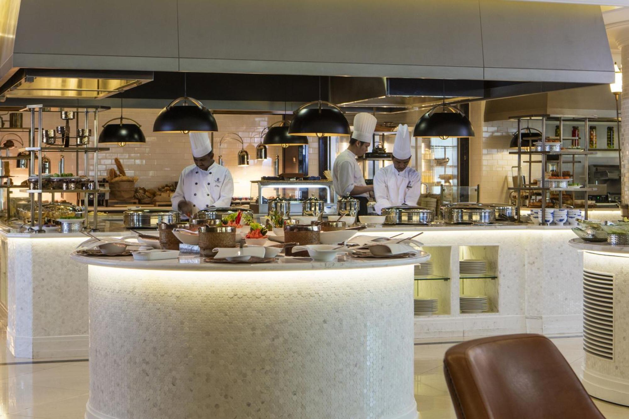 Hotel The Ritz-Carlton, Kuala Lumpur Exterior foto The kitchen at the Emirates Lounge at Dubai International Airport
